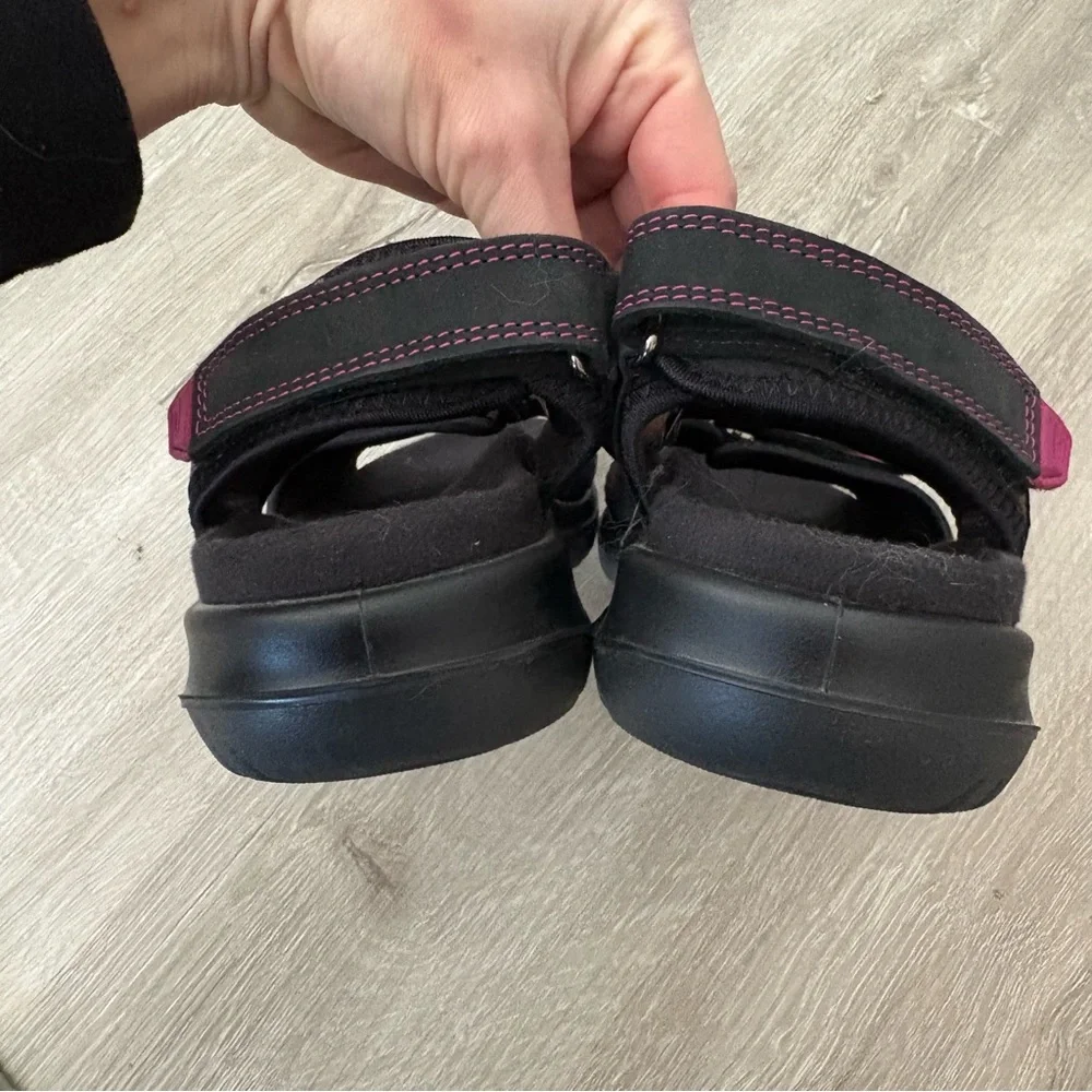 Women’s Size 7 Black Fuschia Trim Walk II Sandals